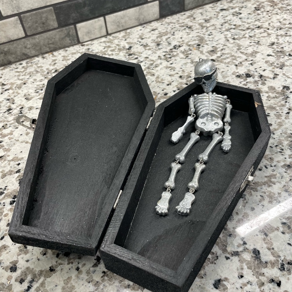 Halloween decoration, coffin with skeleton - Picture 1 of 5